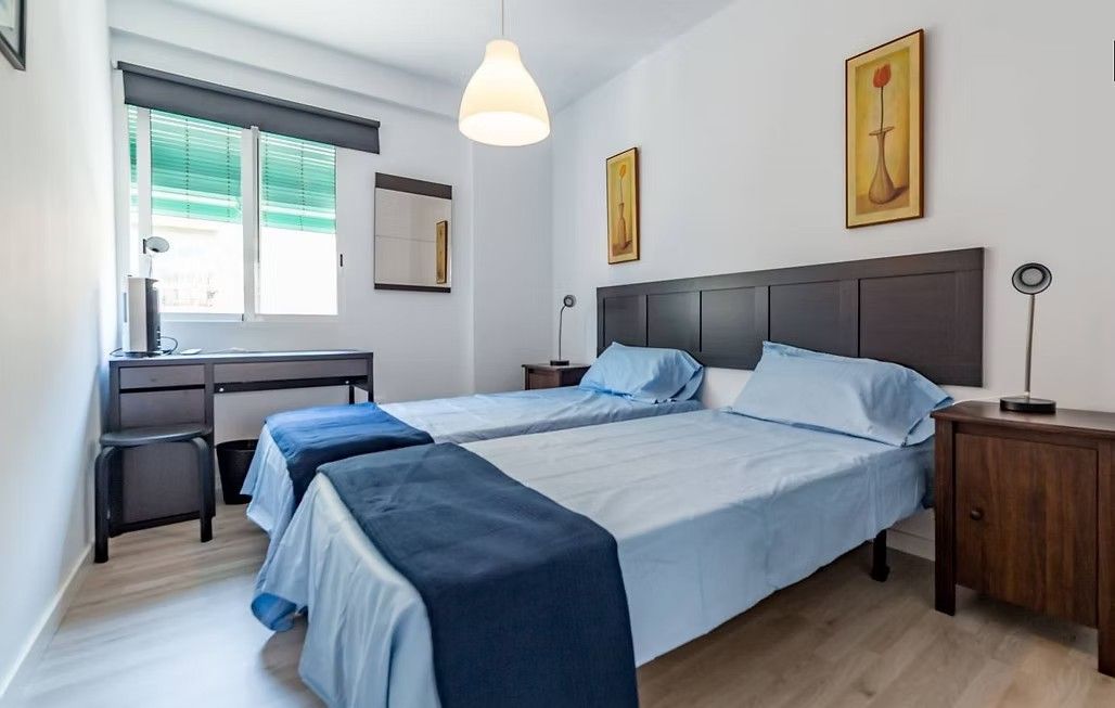 Habitación luminosa con cama doble,