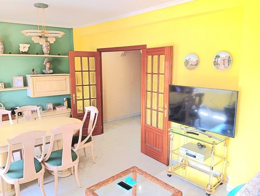 Luminoso salón-comedor con paredes