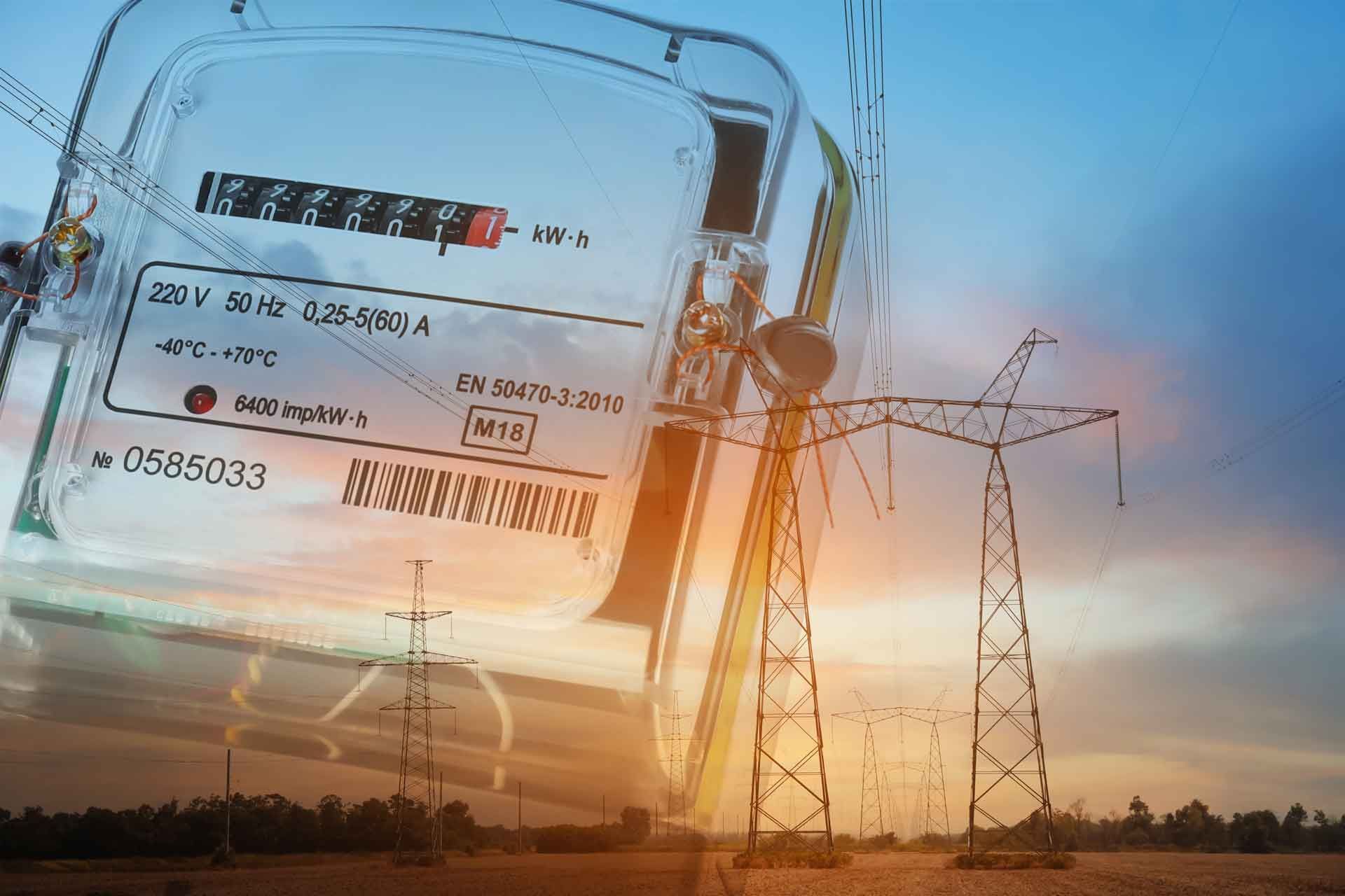Un collage de un medidor de potencia, líneas eléctricas y una puesta de sol.
