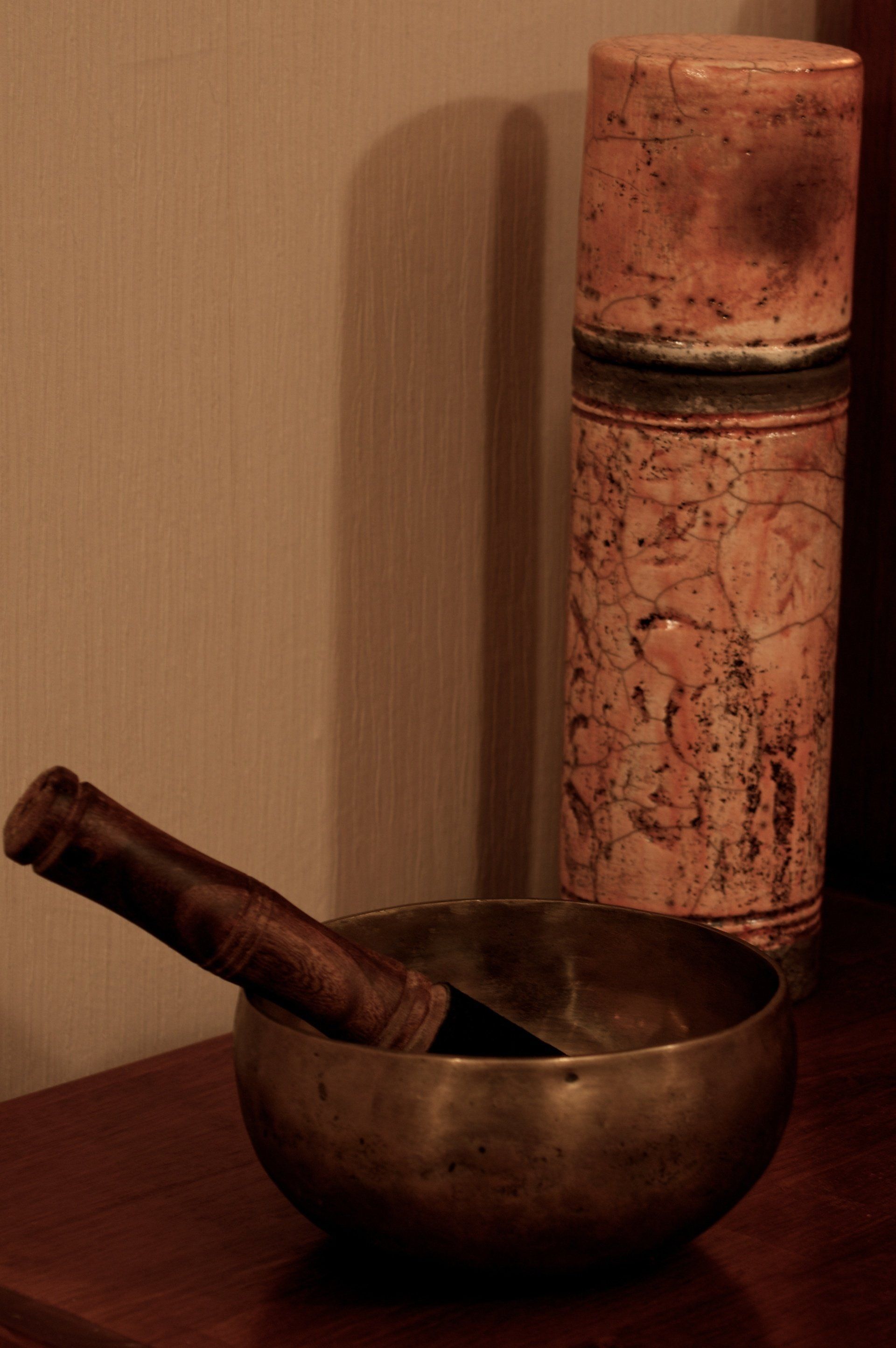 Le son du bol tibétain, instrument vibratoire