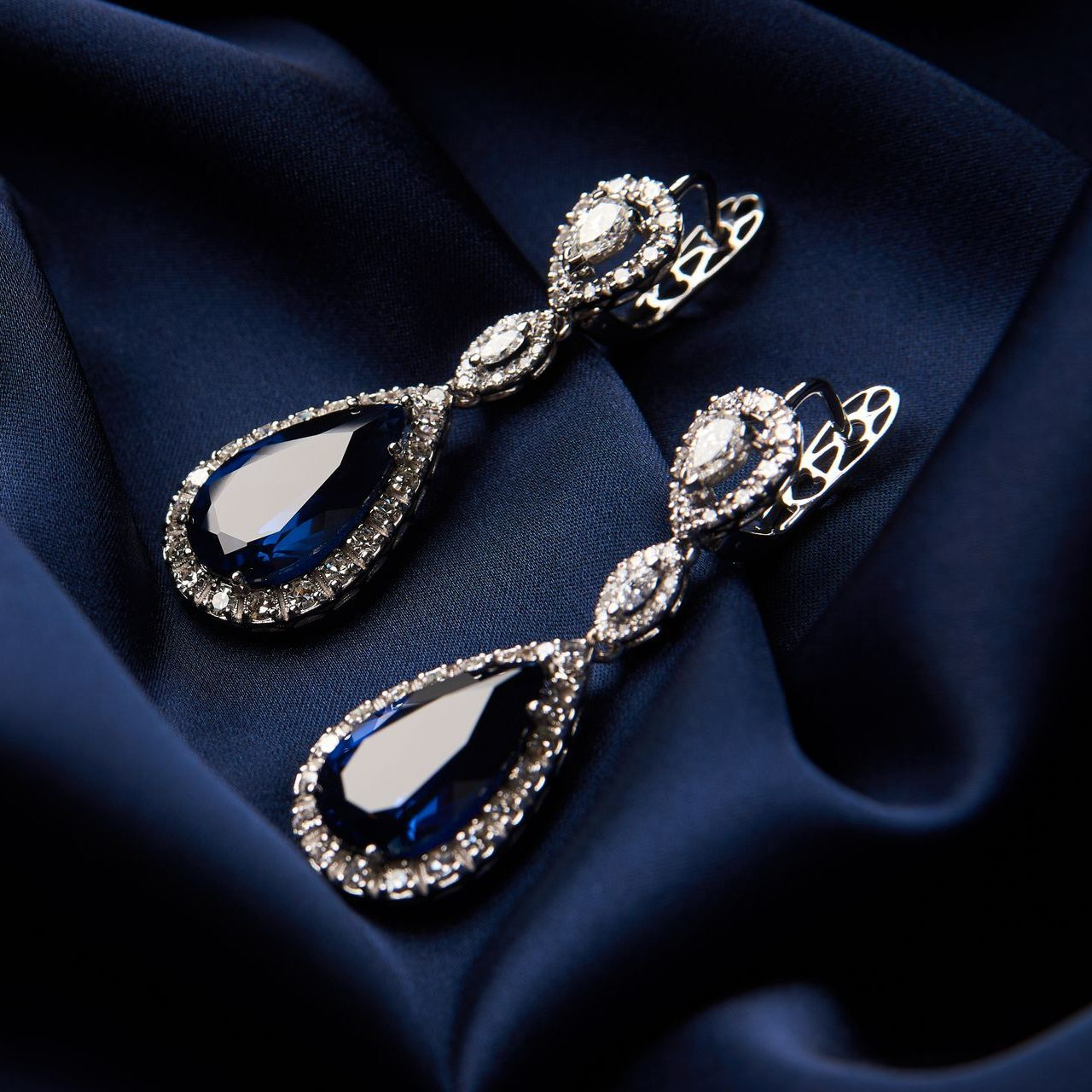 Boucles d'oreilles sur fond bleu