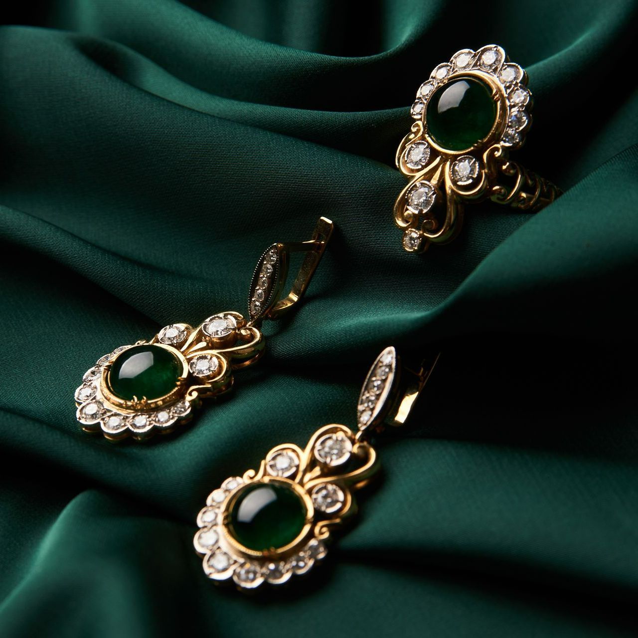 Boucles d'oreilles sur fond vert