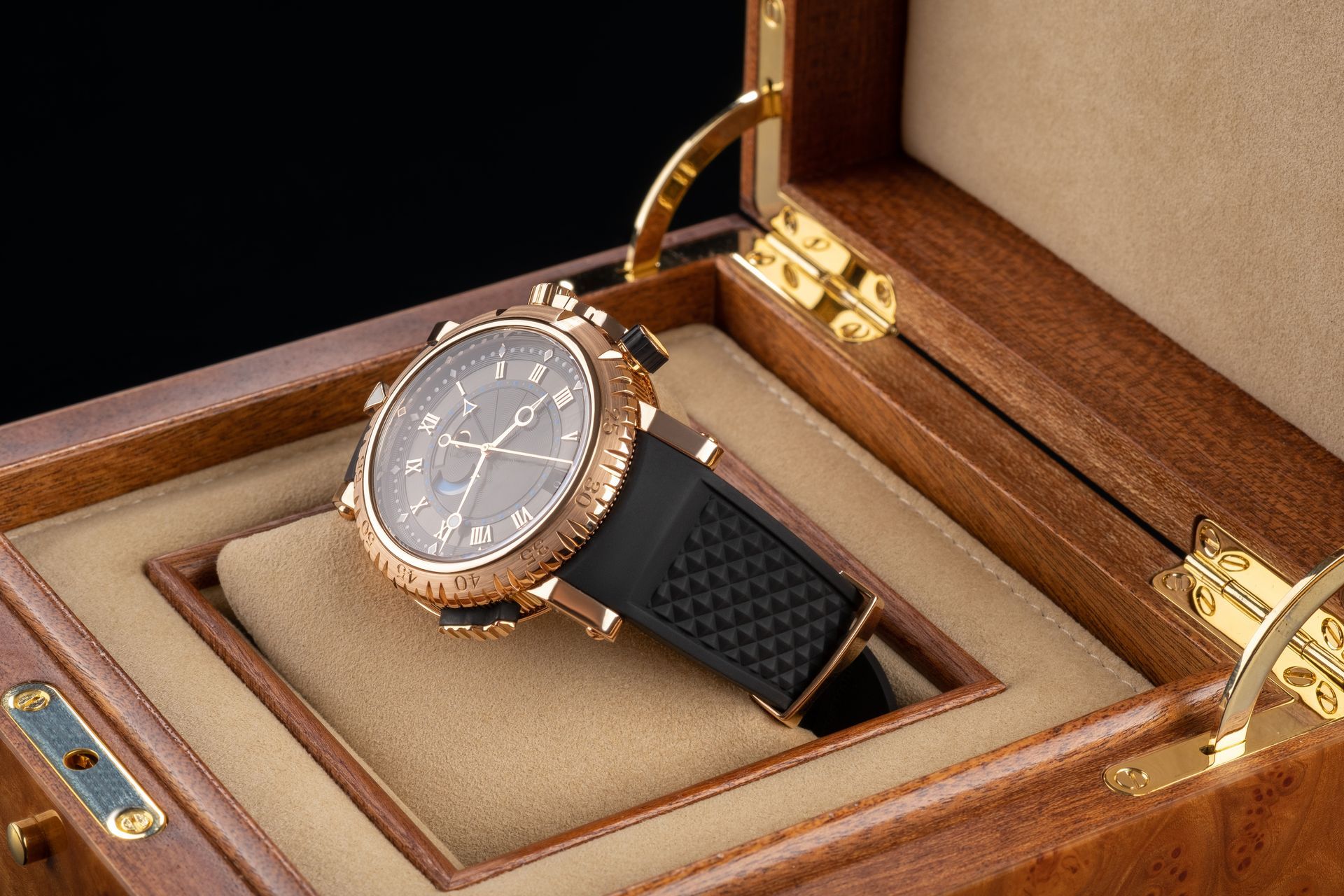 Montre de luxe dans un coffret ouvert