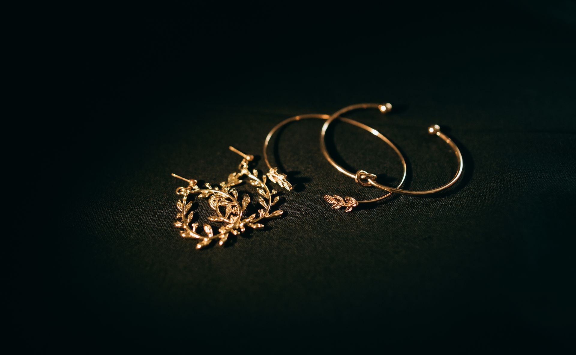 Bijoux en or sur un présentoir noir