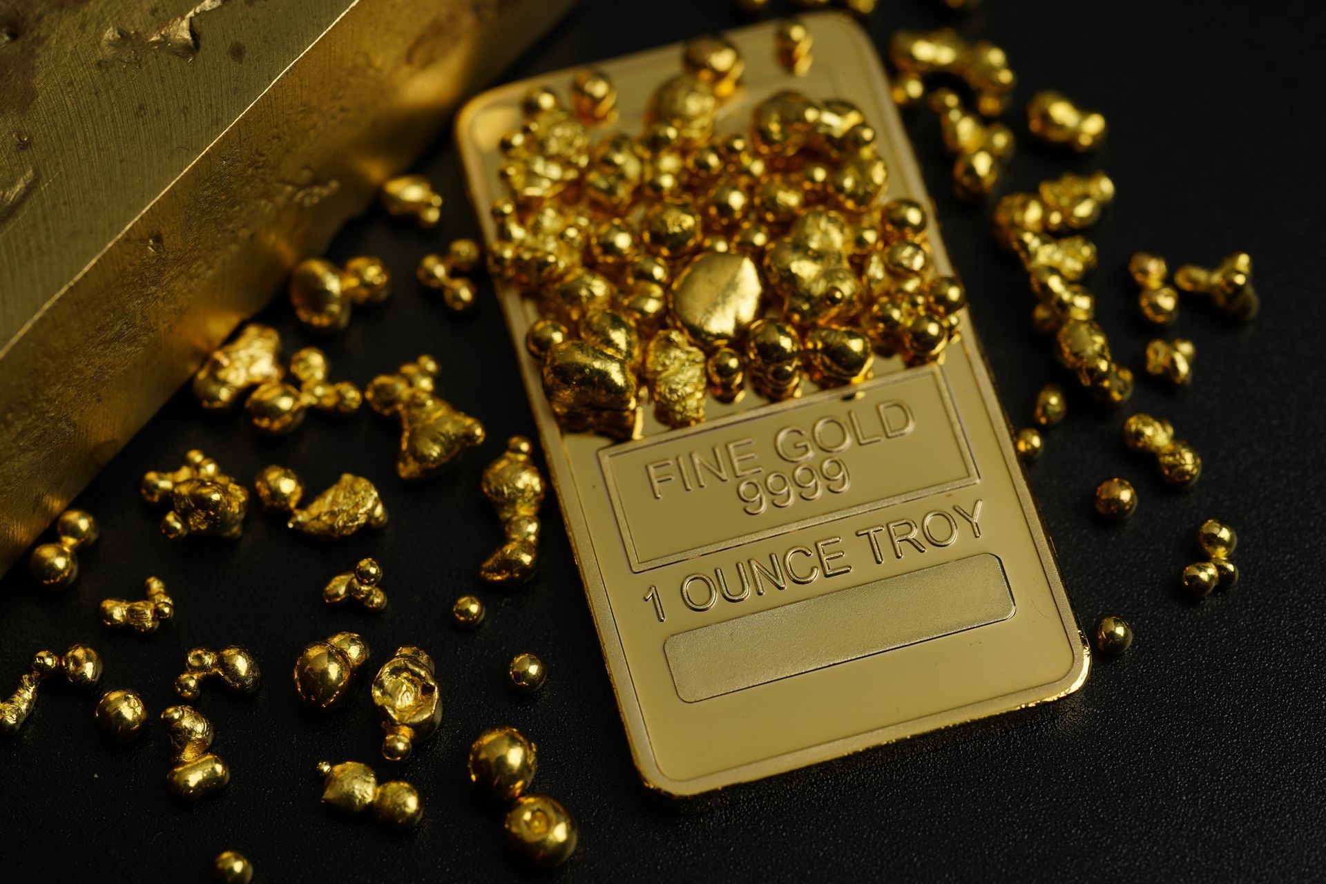 Lingot d'or recouvert de petites pépites d'or