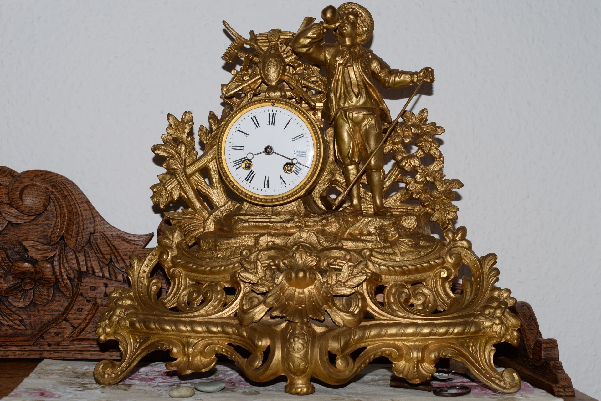 Vieille horloge en métal précieux