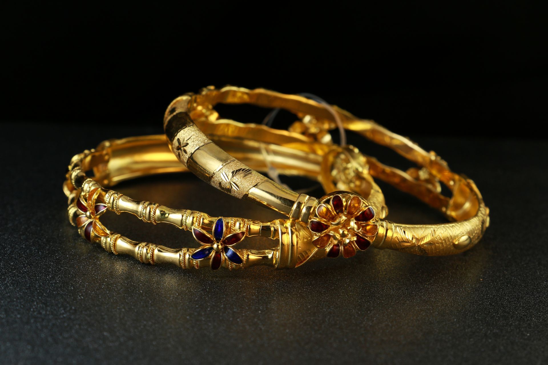 Deux bracelets en or avec un motif de fleur