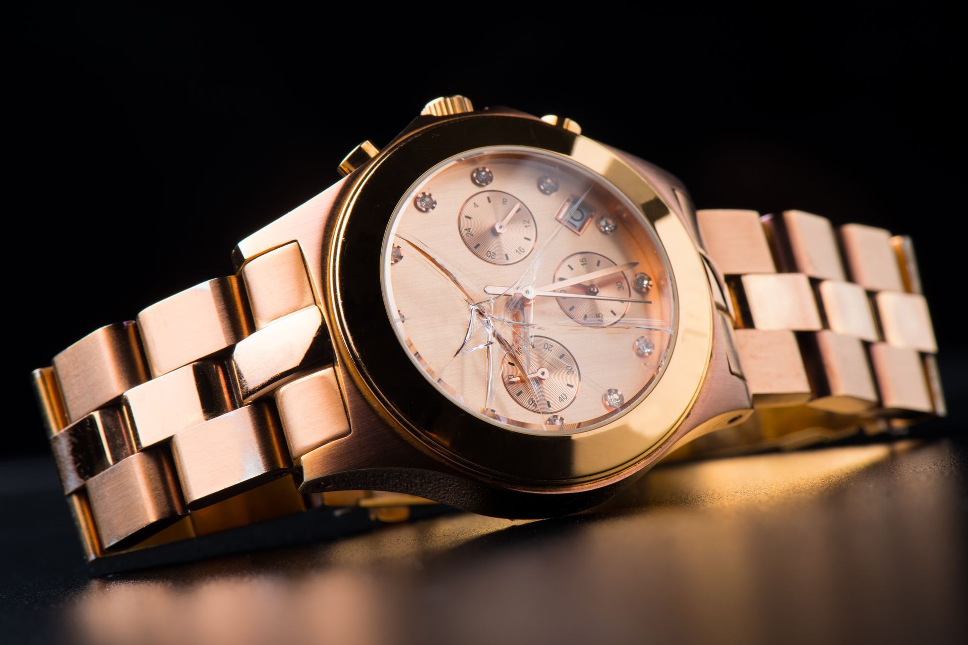 Petite montre de luxe avec une teinte tirant sur le rose