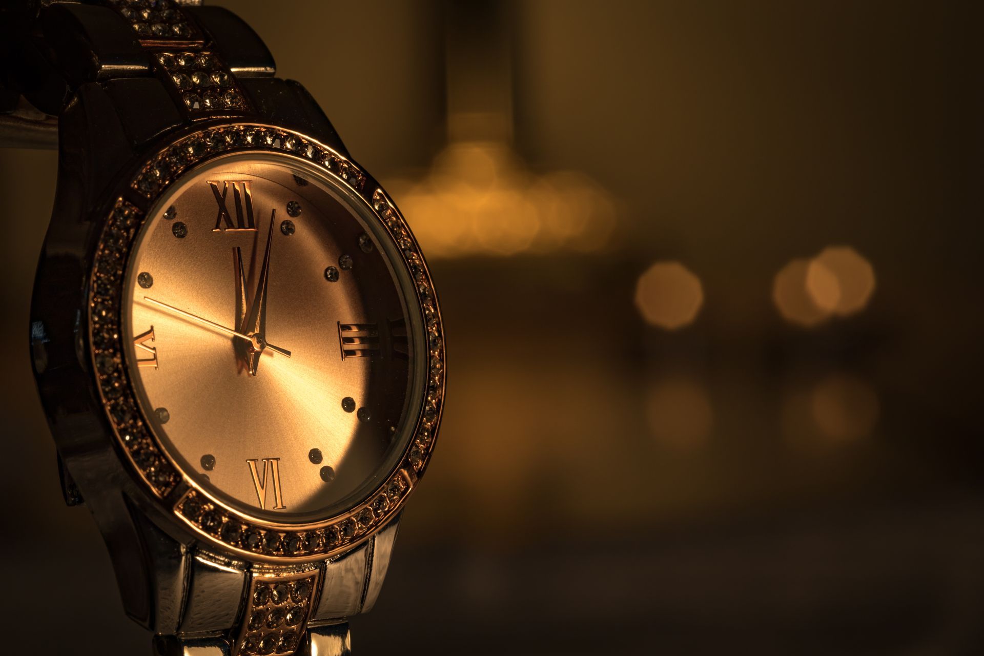 Montre de luxe présentée dans une ambiance dorée