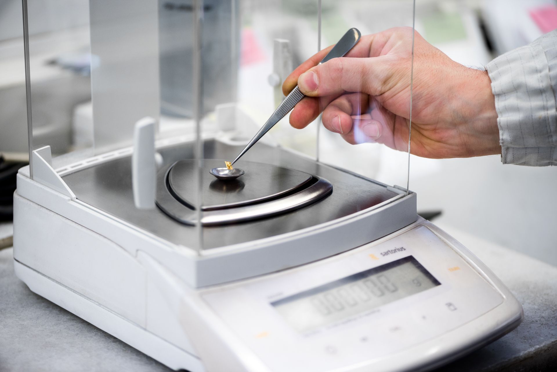 Professionnel pesant de l'or sur une balance spécifique