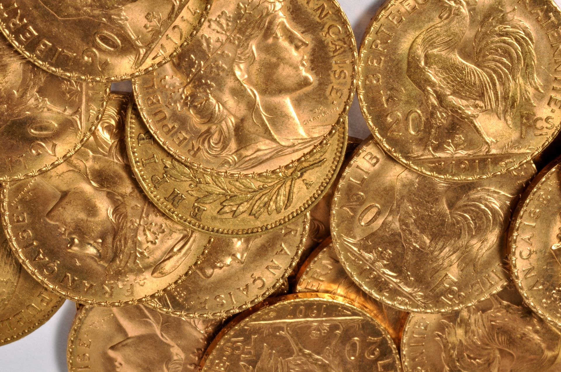 Gros plan sur des pièces d'or napoléonniennes