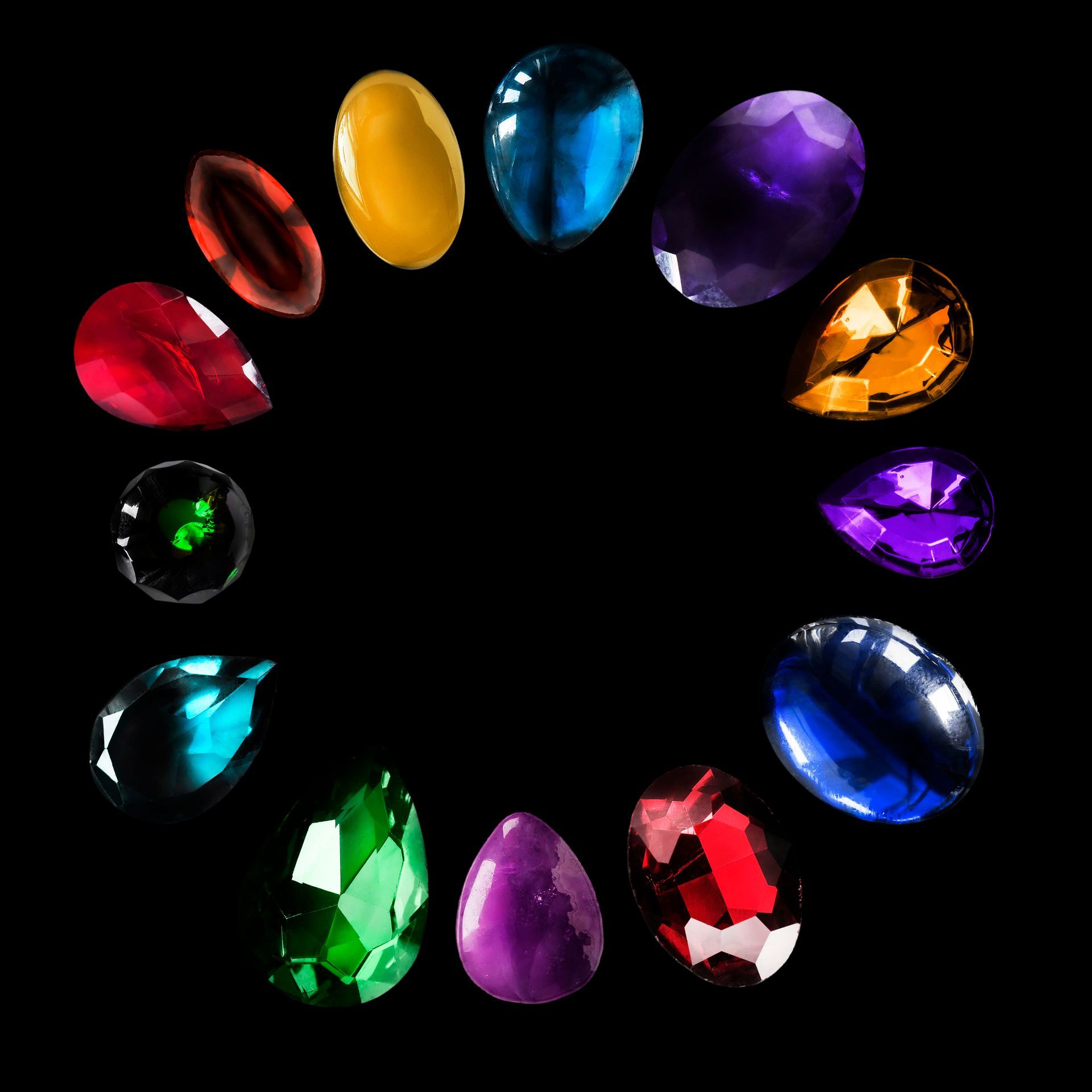Cercle de différentes pierres précieuses et semi-précieuses