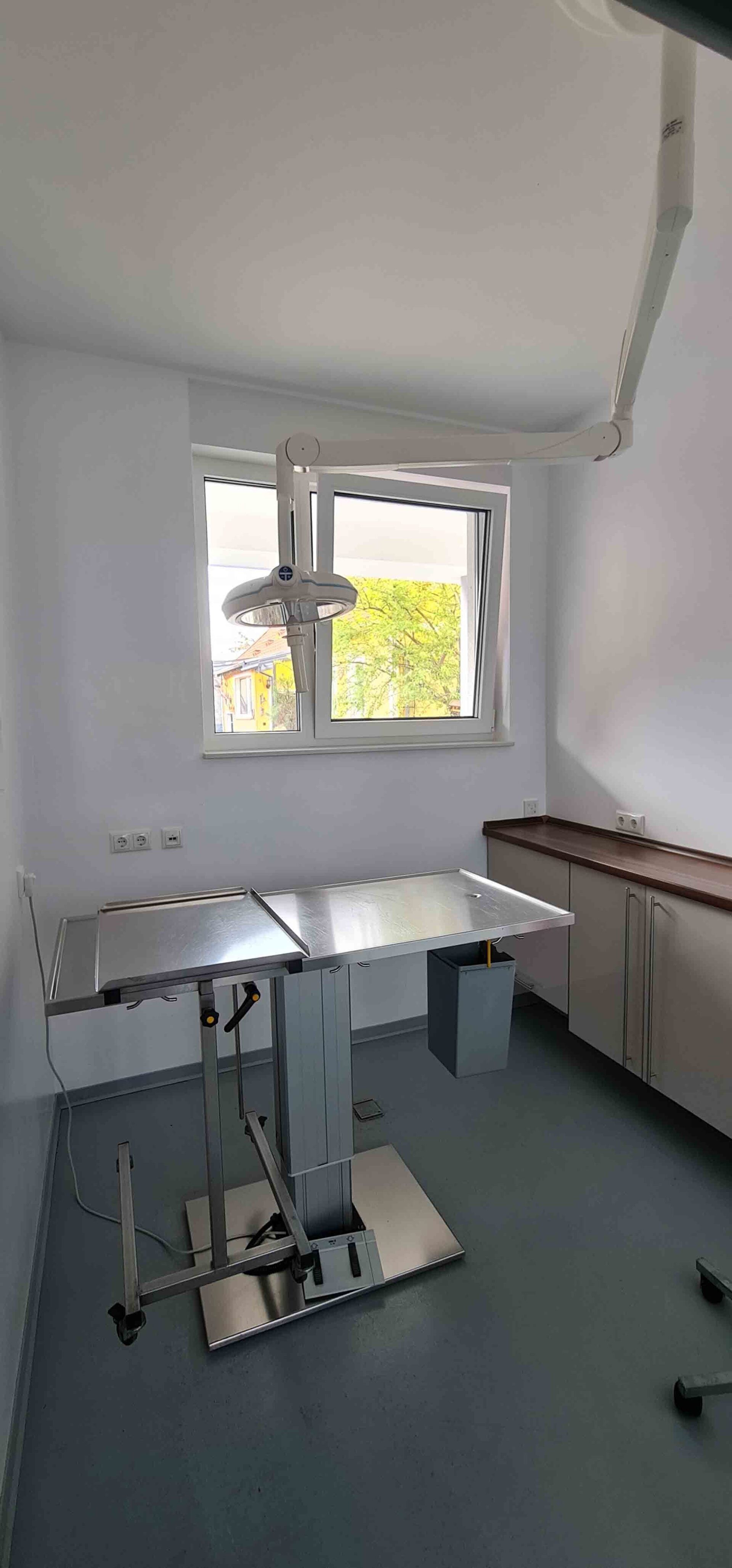 Ein Raum mit einem Tisch und einem Fenster darin.