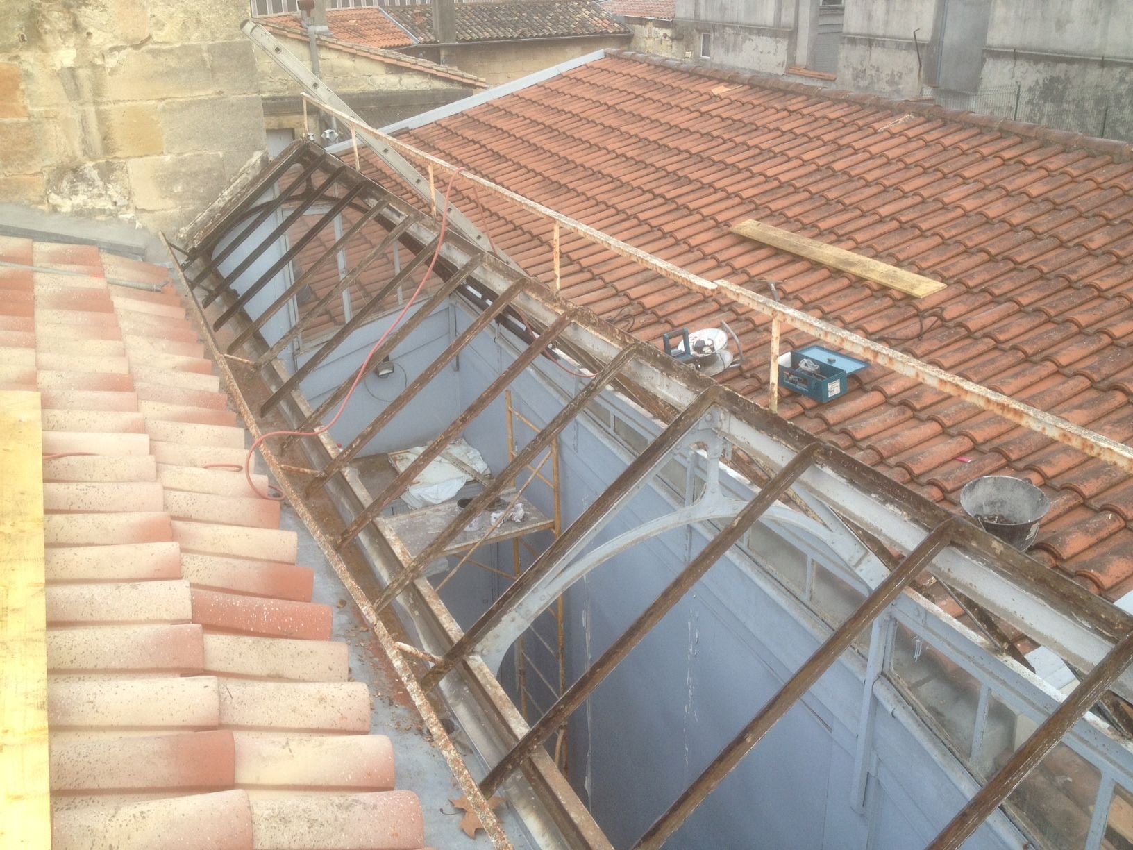 Un toit en cours de construction