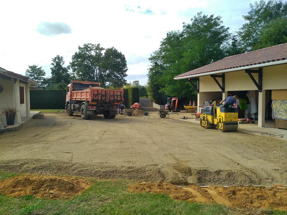 rouleau compresseur pour travaux de goudronnage