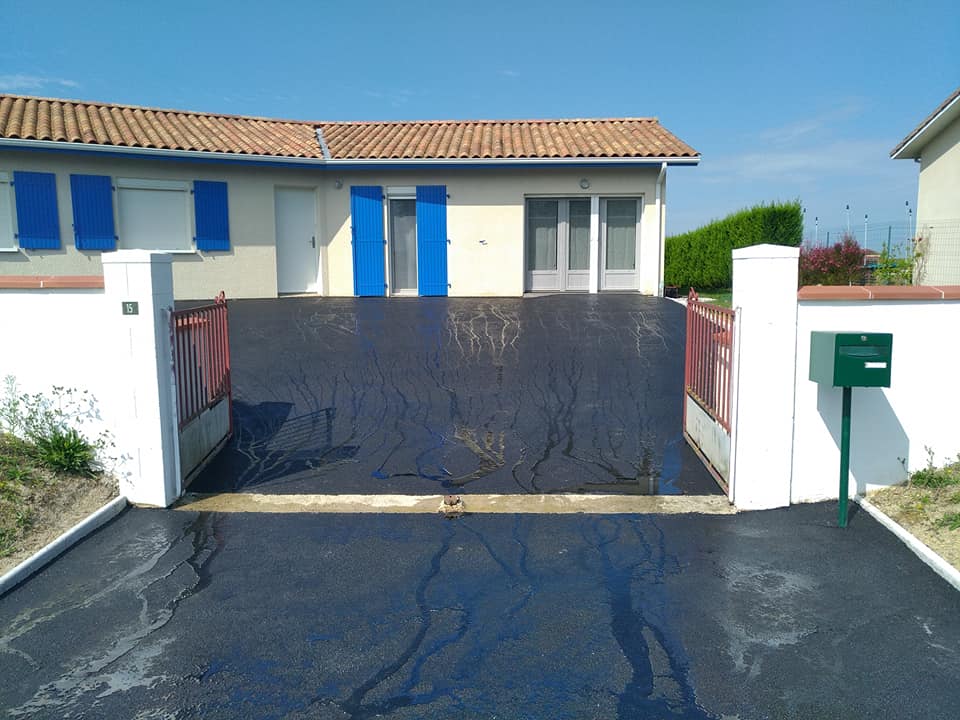 pose d'enrobés devant un portail