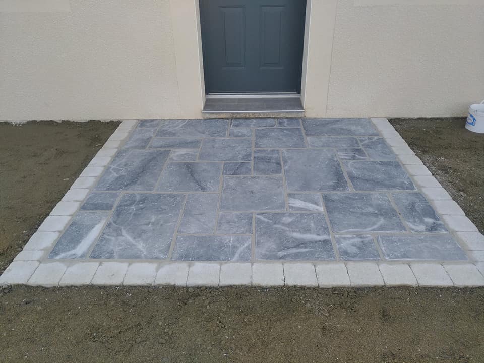 entrée de maison en dalles et pavés