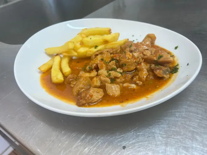 Platos de comida: fiambres, quesos, aperitivos, aceitunas y pan.
