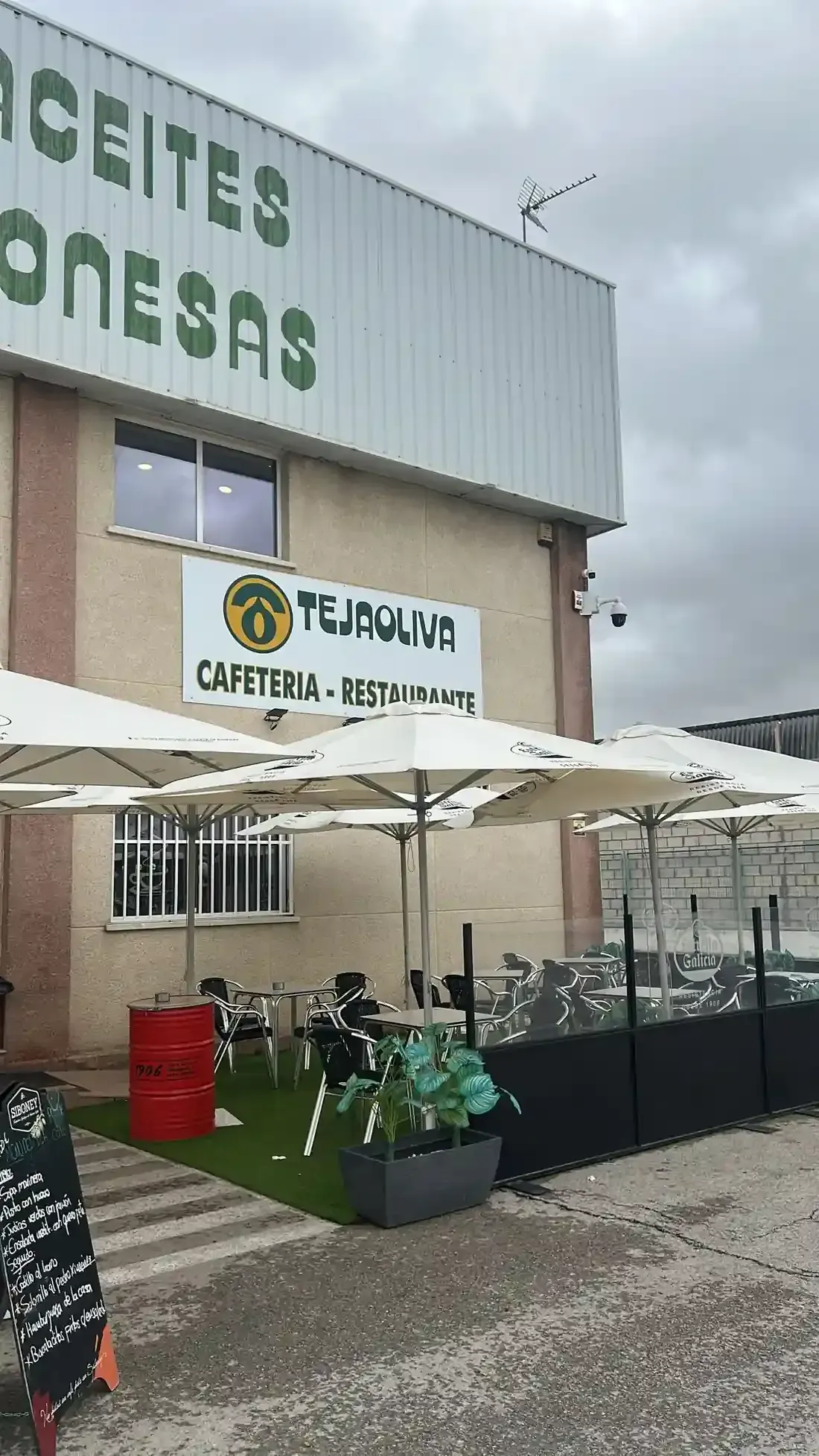 Una cafetería con terraza y un cartel que dice 