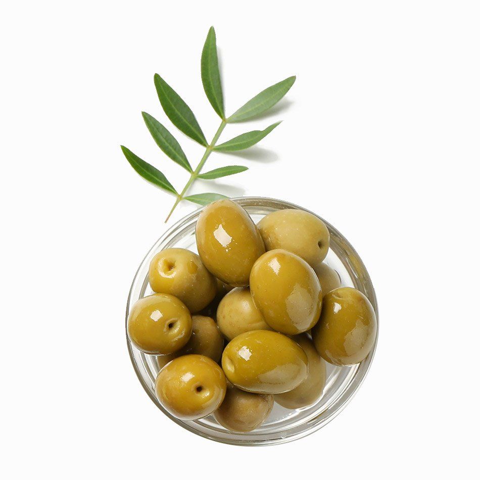 Olives dans un ramequin accompagnées de feuilles d'olivier