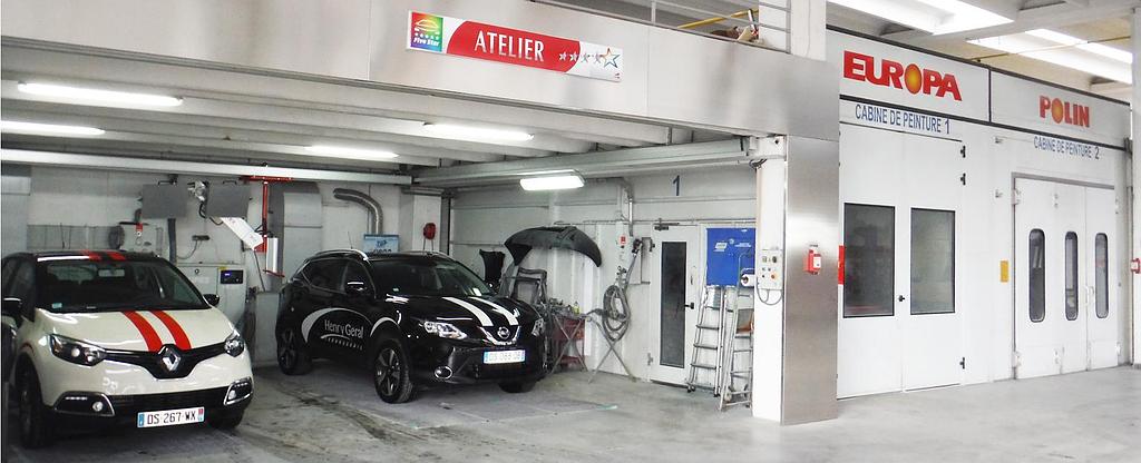 Deux véhicules dans garage automobile