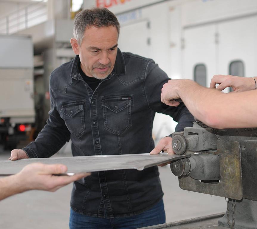 Carrossier en train d'utiliser une machine