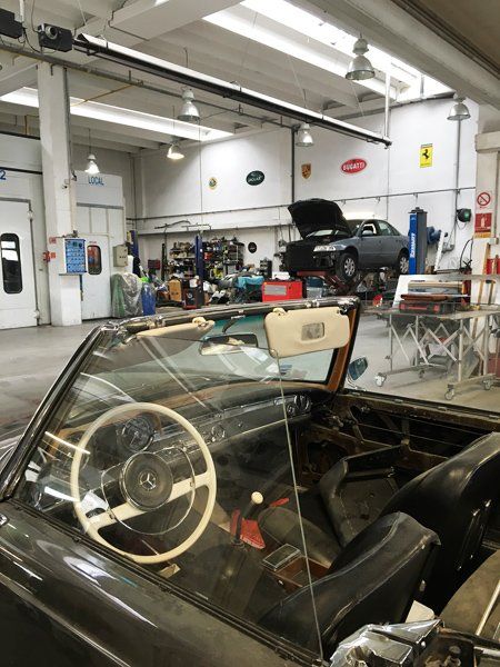 Intérieur d'une voiture décapotable et vintage