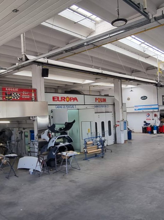 Voiture désossée dans garage