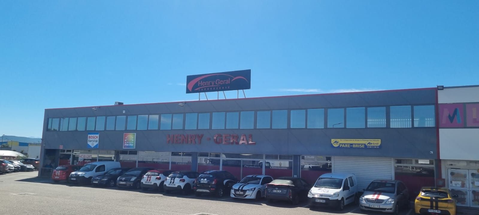 Façade grise de la carrosserie Henry Géral