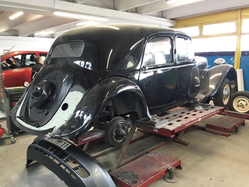 Voiture vintage sans roue