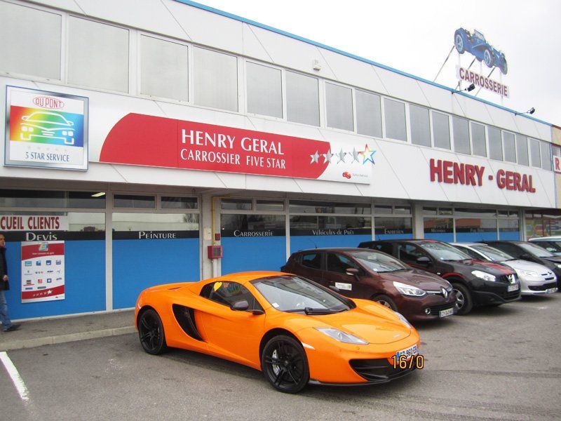 Série de voitures de sport devant l'atelier de carrosserie Henry Géral
