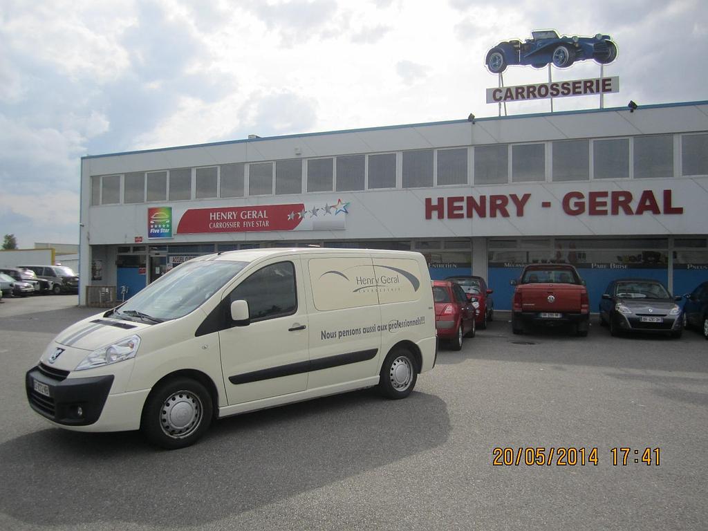 Utilitaire blanc devant le carrossier Henry Géral
