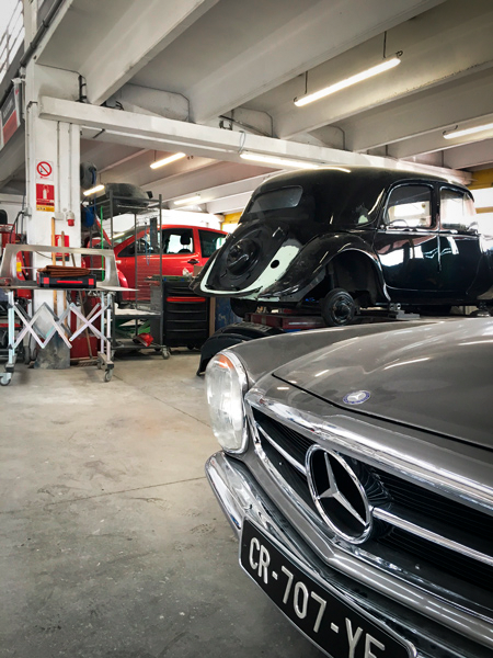 Pare-choc de voiture dans garage