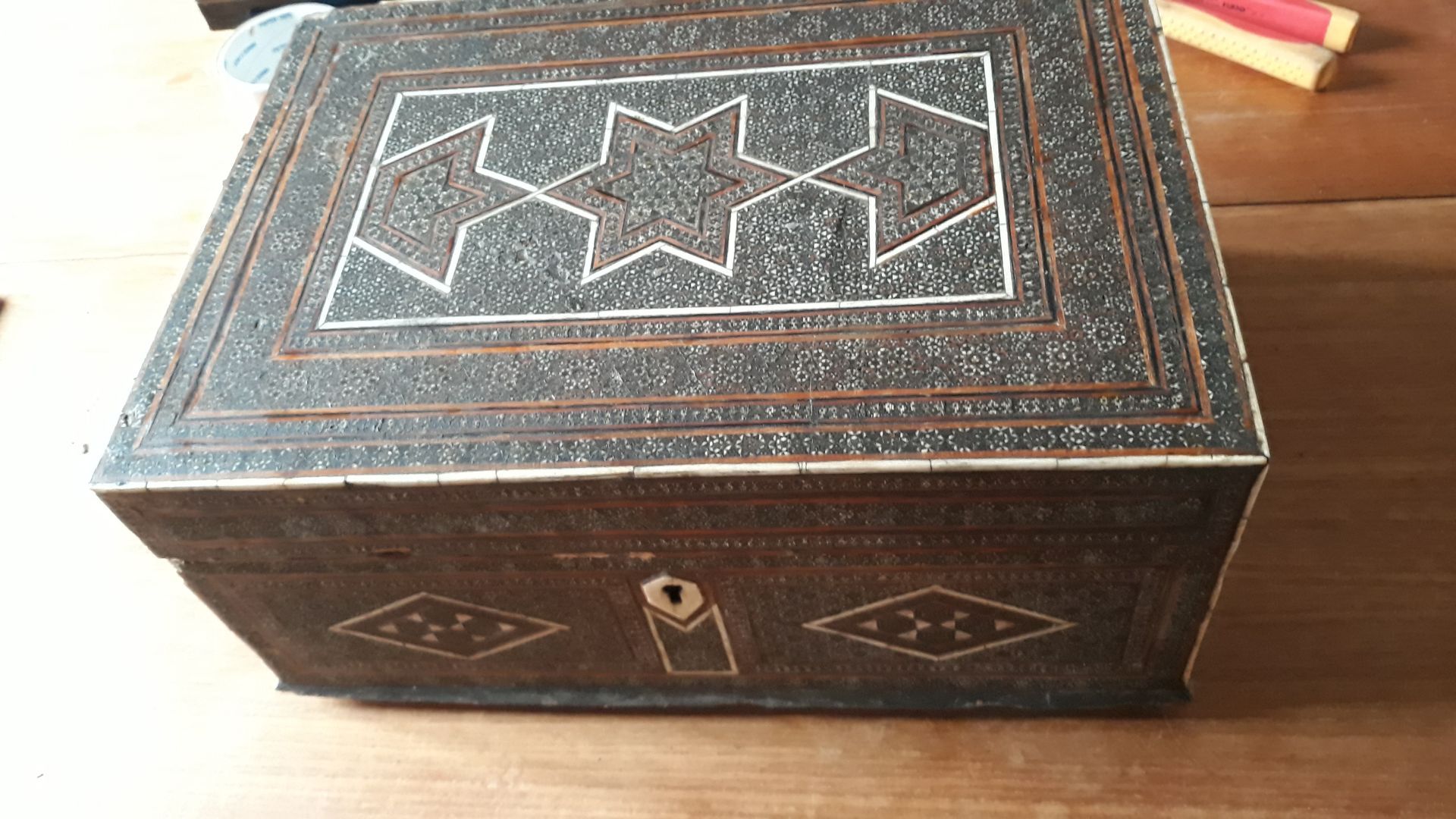 Coffre d'époque noir fermé.