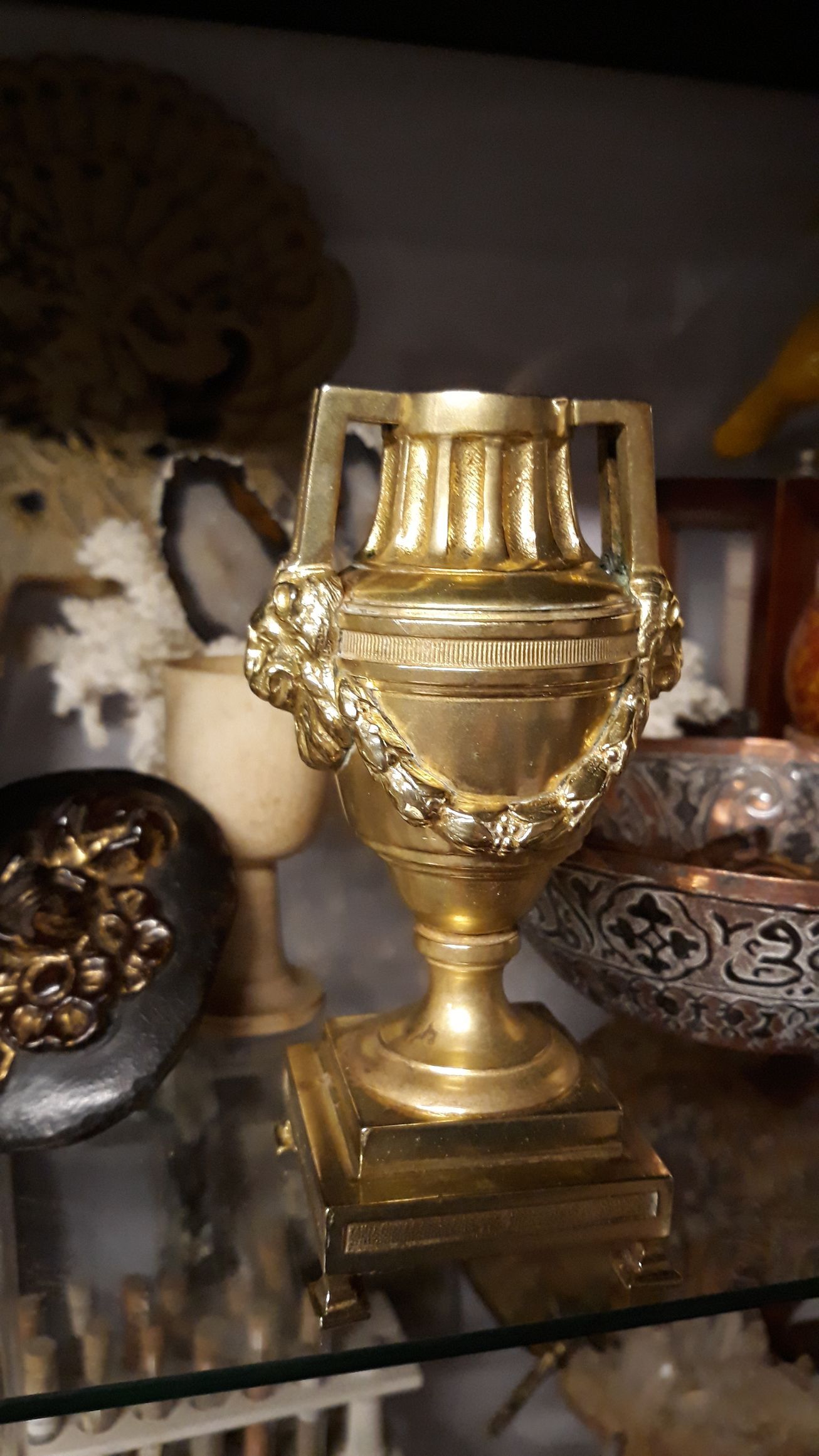 Vase d'époque couleur or.