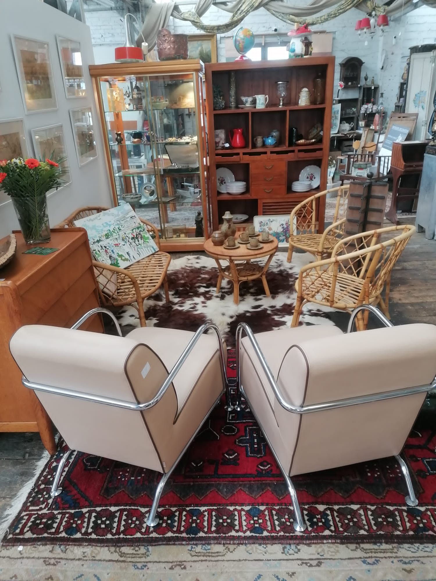 Mobilier vintage avec tapis en peau de vache.