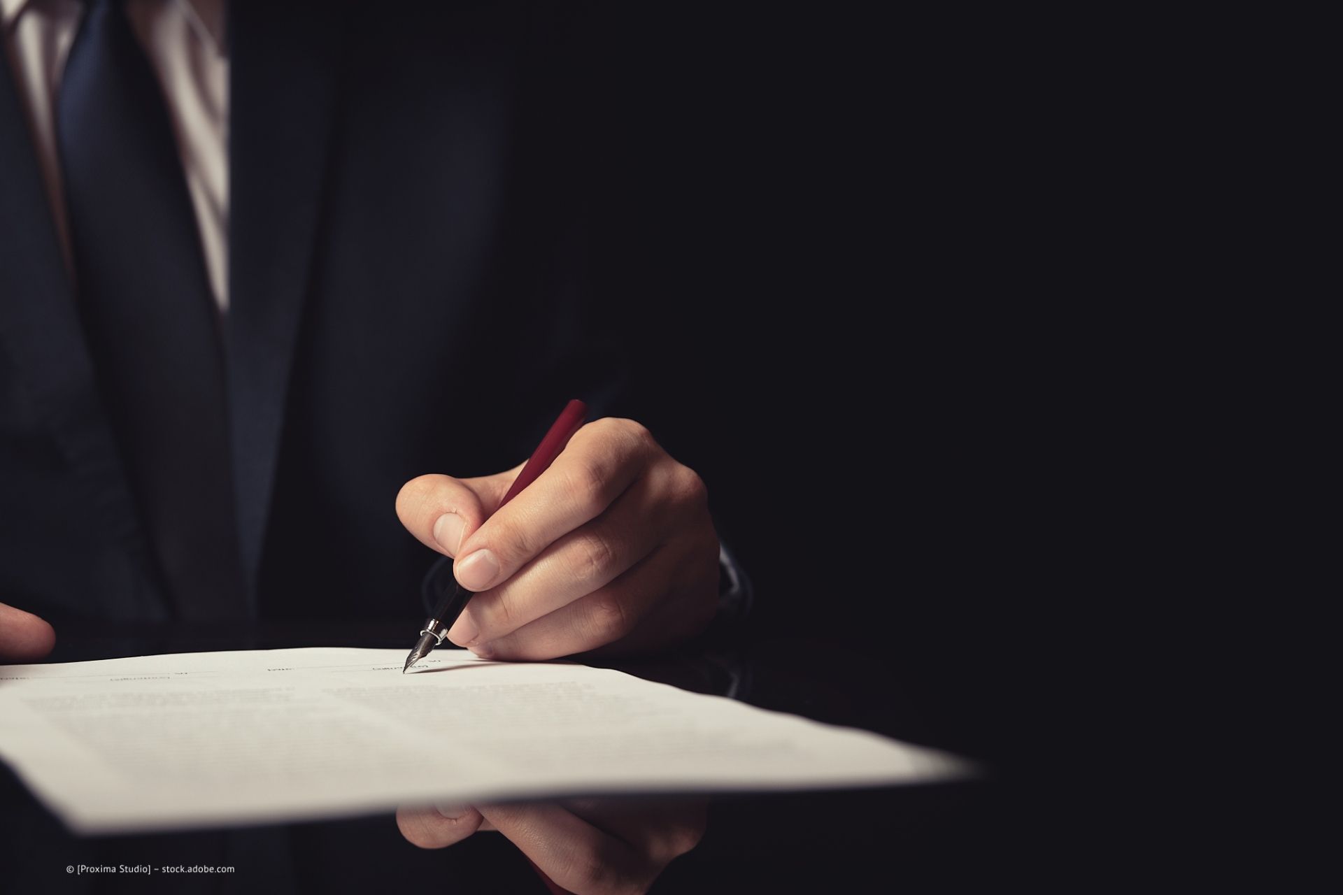 Mann unterschreibt Dokument