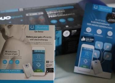 Verpackung des Bluepoint-Elektrotherapiegeräts mit Smartphone-App-Oberfläche auf blau-weissem Hintergrund.