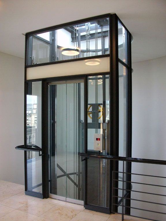 Ein Aufzug in einem Gebäude mit einer Glastür