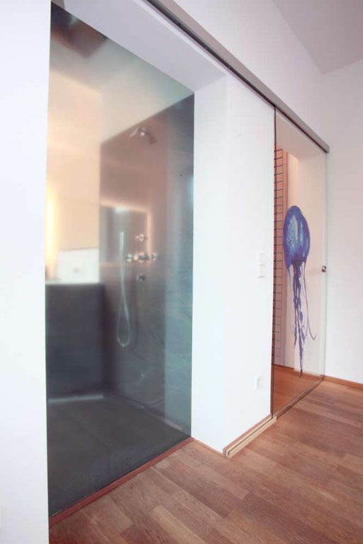 Ein Badezimmer mit einem Quallengemälde an der Wand