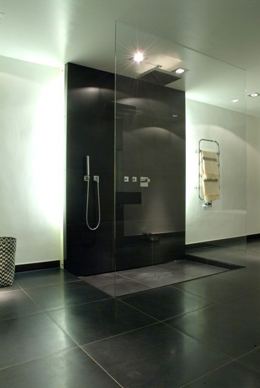 Ein Badezimmer mit ebenerdiger Dusche und Waschbecken