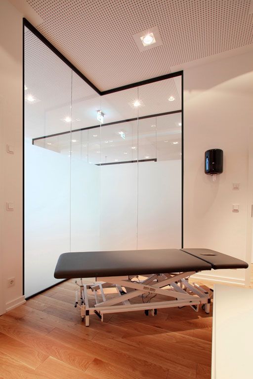 Ein Krankenbett in einem Zimmer mit Glaswand