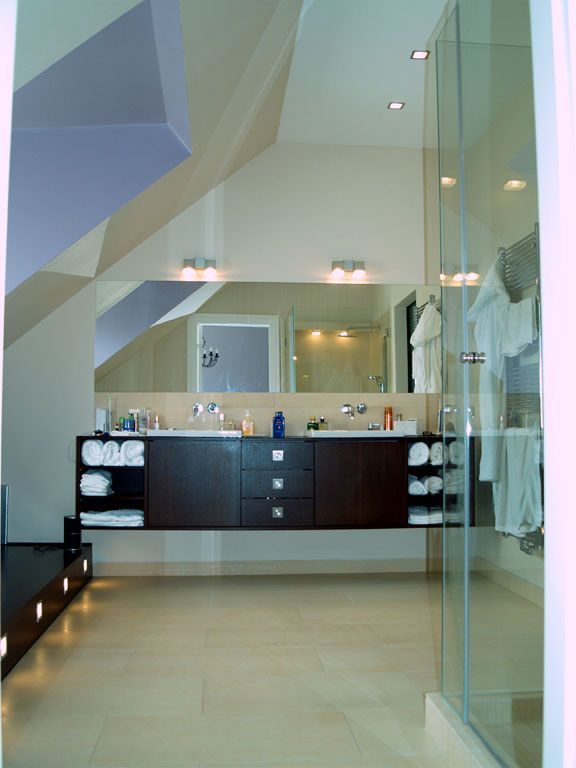 Ein Badezimmer mit zwei Waschbecken und einem großen Spiegel