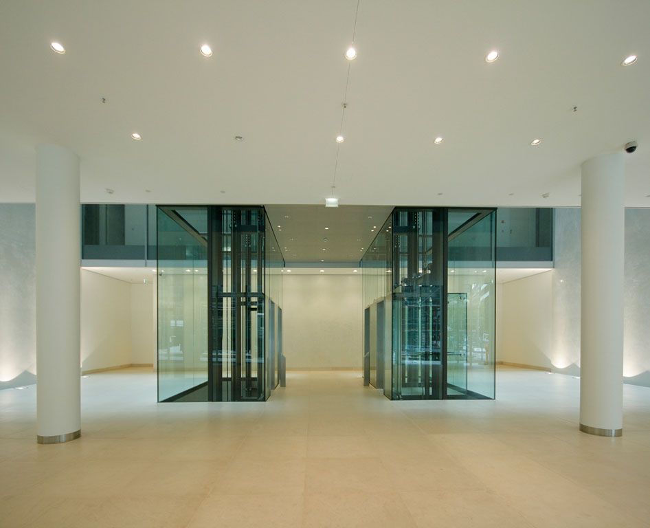Eine große leere Lobby mit zwei Aufzügen darin