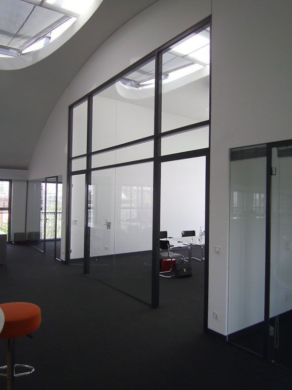 Ein großer Raum mit vielen Glastüren