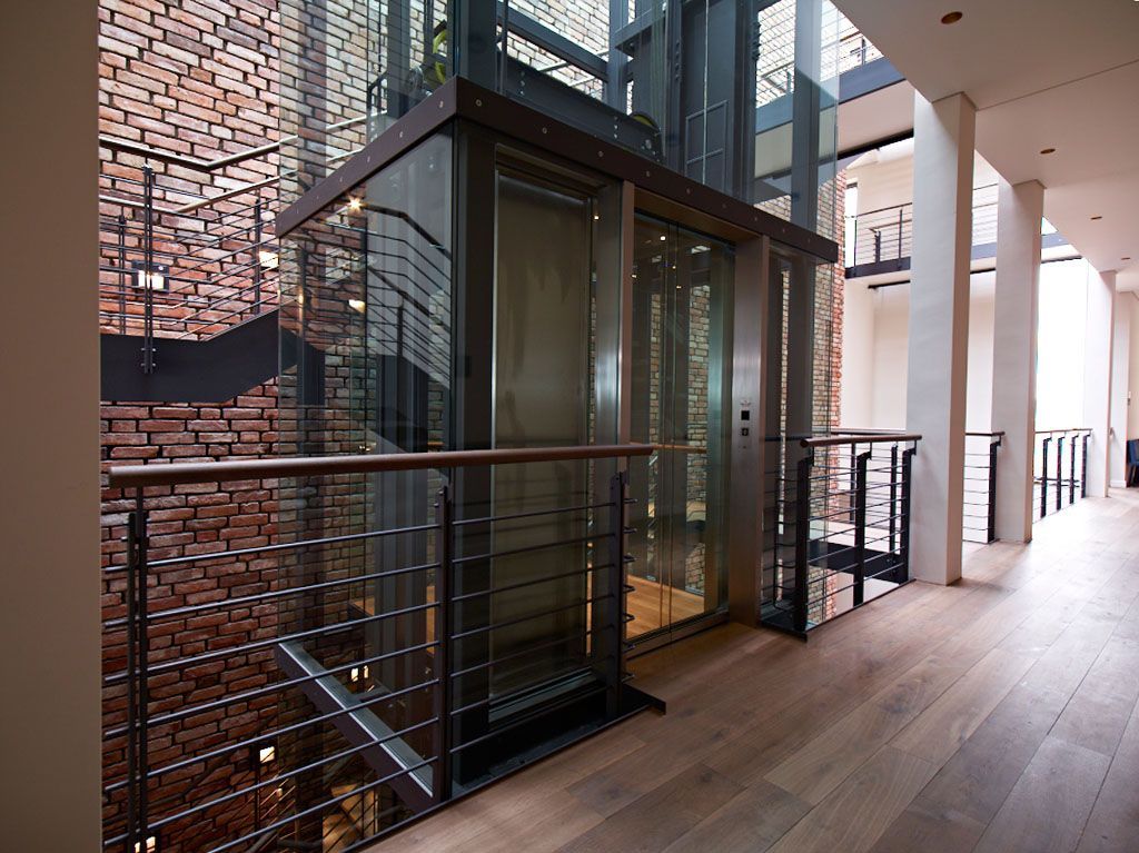 Ein Aufzug in einem Gebäude mit einer Backsteinmauer dahinter