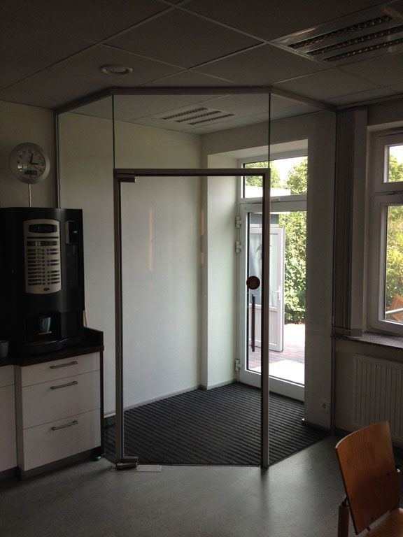 Ein Raum mit Glastür und Kaffeemaschine