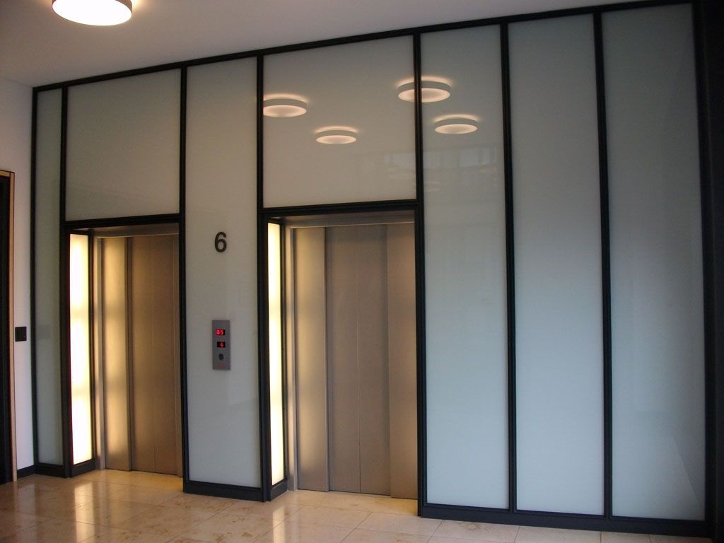 Ein Aufzug mit der Nummer 6 darauf