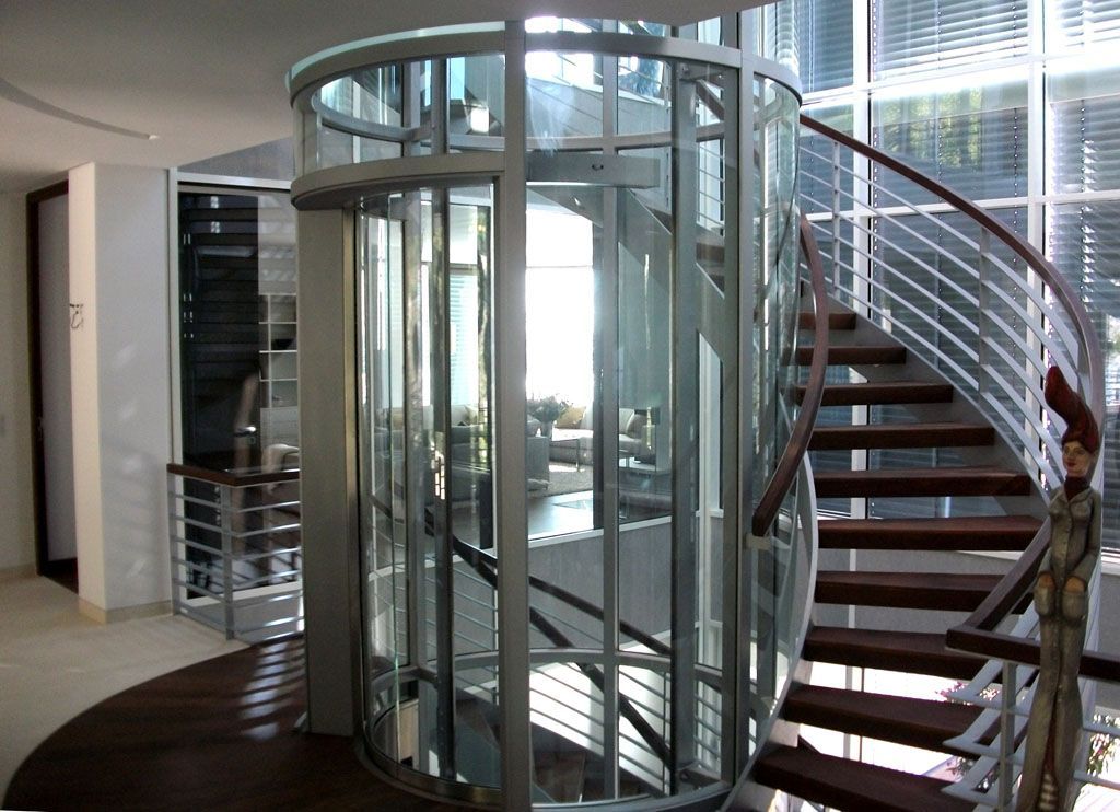 Eine Wendeltreppe mit einem gläsernen Aufzug in der Mitte