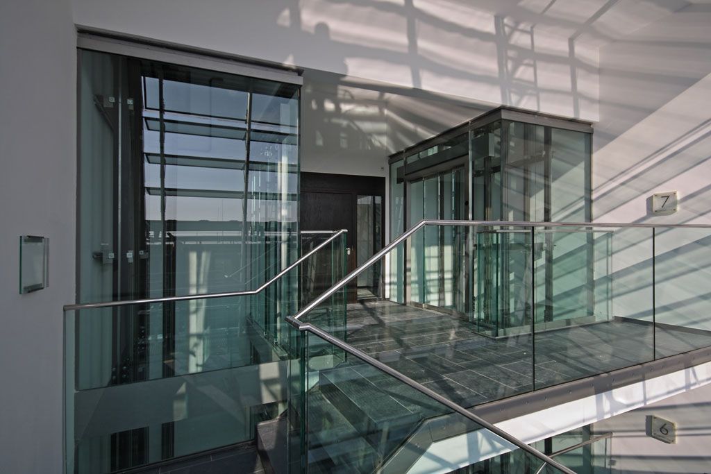 Ein modernes Gebäude mit Glastreppe und Aufzügen.